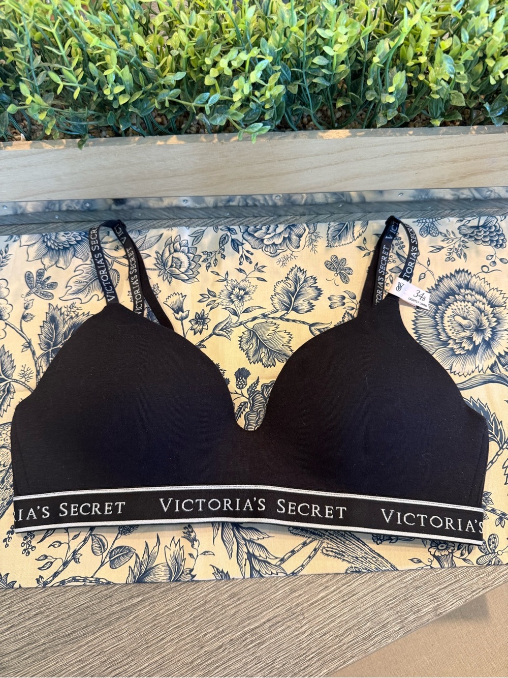 VICTORIA’S SECRET LIGHTLY LINED WIRELESS BRA 🖤 34B NEW!